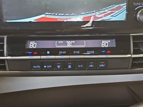 Used 2024 Toyota Sienna LE image 21