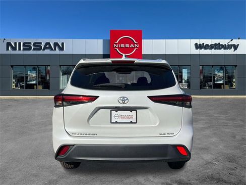 Used 2022 Toyota Highlander XLE image 6
