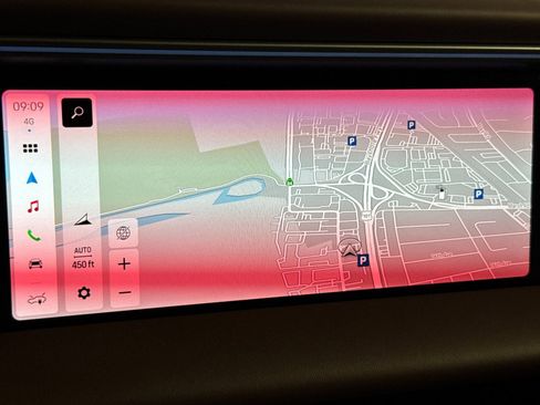 Certified 2025 Porsche Macan 4S Electric AWD/4WD image 23