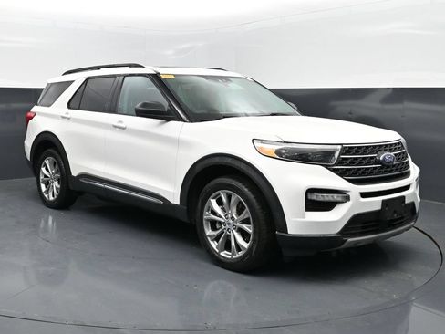 Used 2023 Ford Explorer XLT w/ Equipment Group 202A AWD/4WD image 4