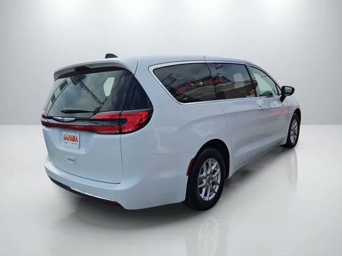 Used 2024 Chrysler Pacifica Touring-L FWD image 12