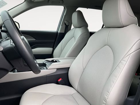 Used 2024 Toyota Grand Highlander XLE image 13