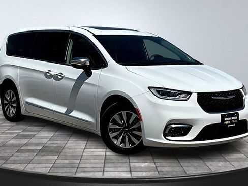 Used 2023 Chrysler Pacifica Limited image 4