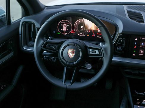Used 2025 Porsche Cayenne image 24