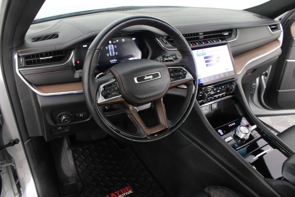 Used 2025 Jeep Grand Cherokee Summit w/ Obsidian Package AWD/4WD image 9