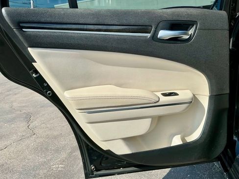 Used 2015 Chrysler 300 C image 31