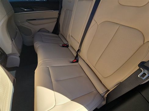 New 2025 Jeep Grand Cherokee Limited image 15