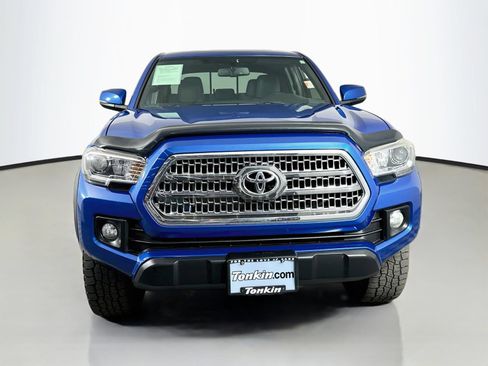 Used 2017 Toyota Tacoma TRD Off-Road w/ Premium & Technology Package AWD/4WD image 2