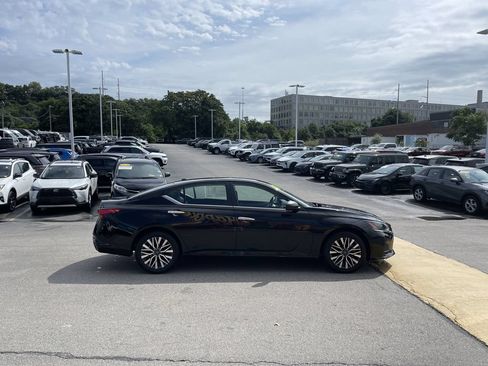 Used 2024 Nissan Altima 2.5 SV FWD image 7
