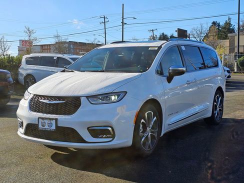 New 2026 Chrysler Pacifica Pinnacle image 4