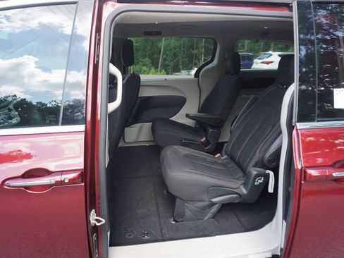 Used 2018 Chrysler Pacifica Touring Plus FWD image 14