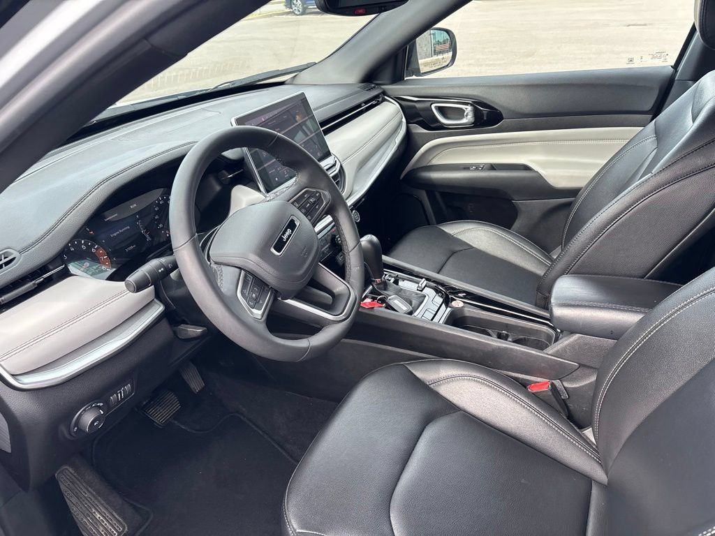 Used 2025 Jeep Compass Limited AWD/4WD image 5