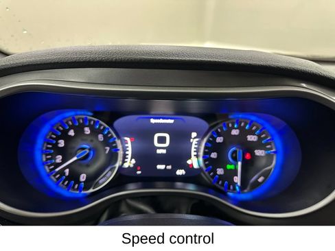 Used 2025 Chrysler Pacifica Select FWD image 44