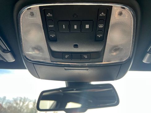 Used 2015 Chrysler 300 C Platinum image 25