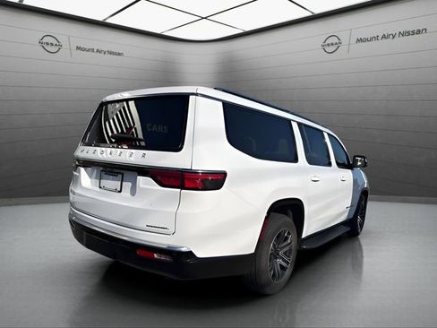 Used 2023 Jeep Wagoneer L Series II image 3
