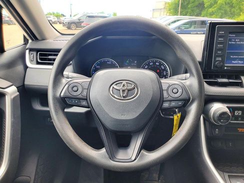 Used 2021 Toyota RAV4 LE AWD/4WD image 9