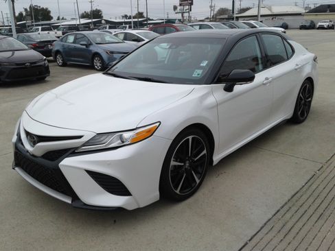 Used 2020 Toyota Camry XSE image 3