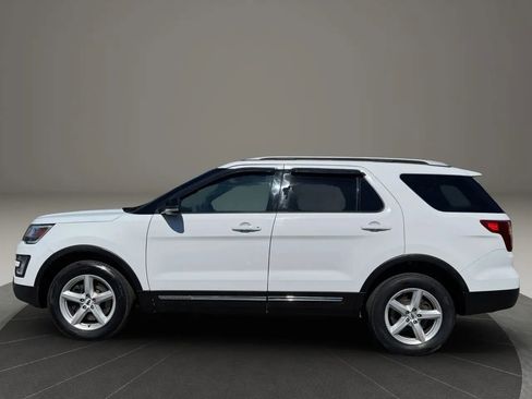Used 2017 Ford Explorer XLT w/ Equipment Group 201A AWD/4WD image 2