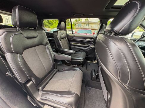 Used 2025 Jeep Grand Cherokee L Altitude AWD/4WD image 28