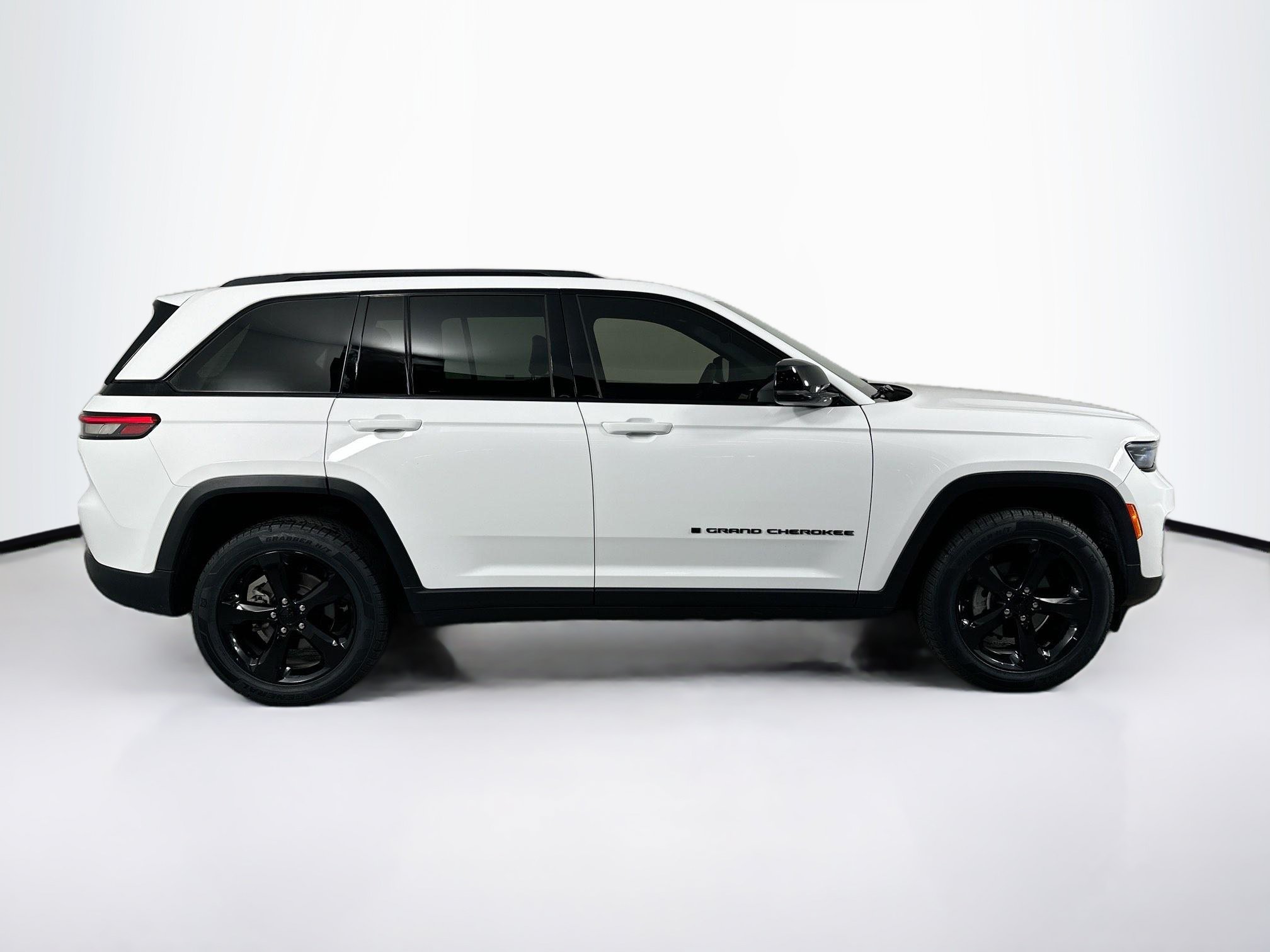 Used 2023 Jeep Grand Cherokee Altitude AWD/4WD image 4