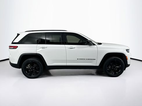 Used 2023 Jeep Grand Cherokee Altitude AWD/4WD image 4