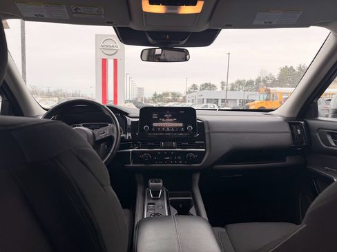 Certified 2025 Nissan Pathfinder SV image 8