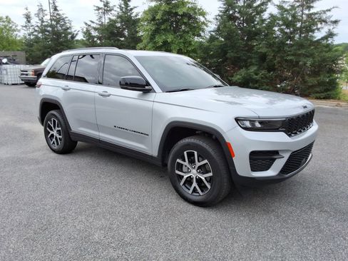 Used 2025 Jeep Grand Cherokee Altitude AWD/4WD image 3
