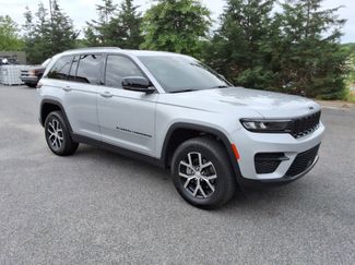 Used 2025 Jeep Grand Cherokee Altitude AWD/4WD video 3