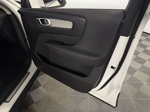 Used 2025 Volvo XC40 B5 Core image 33