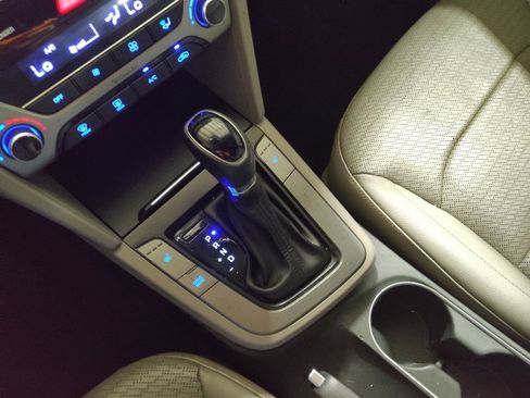 Used 2017 Hyundai Elantra Limited image 26