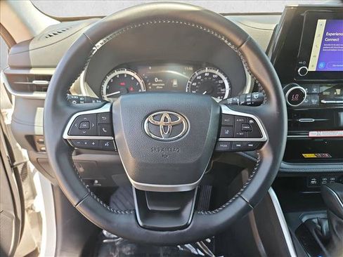 Used 2025 Toyota Highlander XLE FWD image 14
