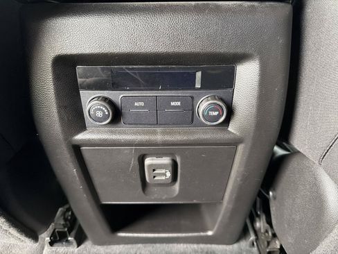 Used 2022 Chevrolet Traverse LT AWD/4WD image 37