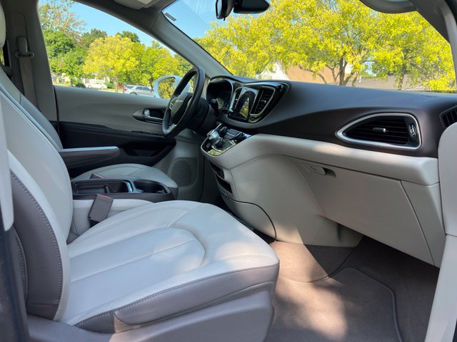 Used 2017 Chrysler Pacifica Touring-L w/ Tire & Wheel Group FWD image 21