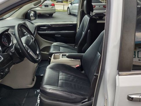 Used 2015 Chrysler Town & Country Touring w/ Driver Convenience Group image 11