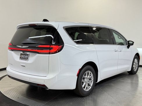 New 2026 Chrysler Pacifica Select image 7