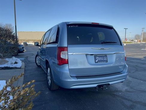 Used 2013 Chrysler Town & Country Touring image 5