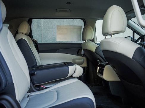 New 2026 Kia Carnival EX image 13