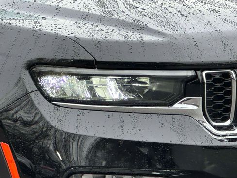 Used 2023 Jeep Grand Cherokee Limited w/ Luxury Tech Group II image 8