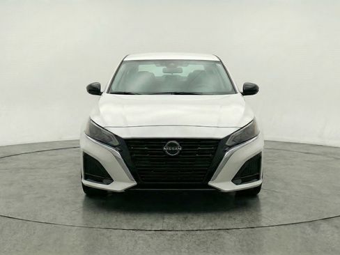 Used 2025 Nissan Altima 2.5 SV FWD image 2