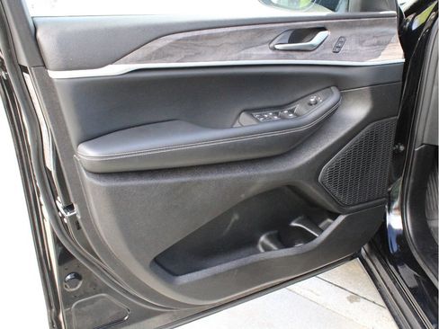 Certified 2023 Jeep Grand Cherokee Limited AWD/4WD image 9