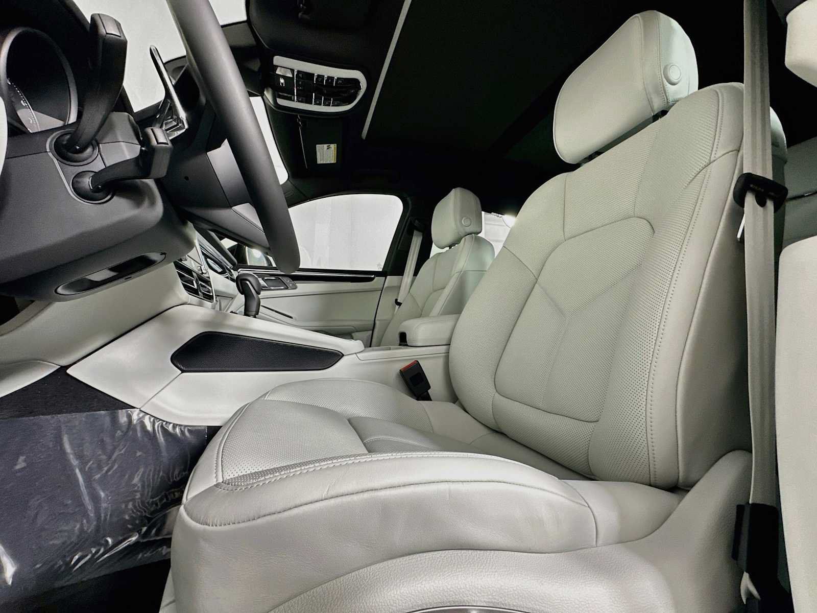 Certified 2025 Porsche Macan AWD/4WD image 5