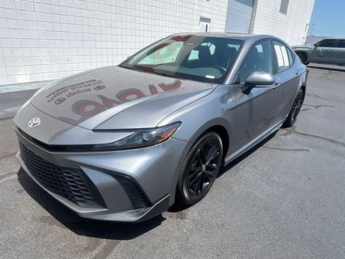 Used 2025 Toyota Camry SE FWD image 1