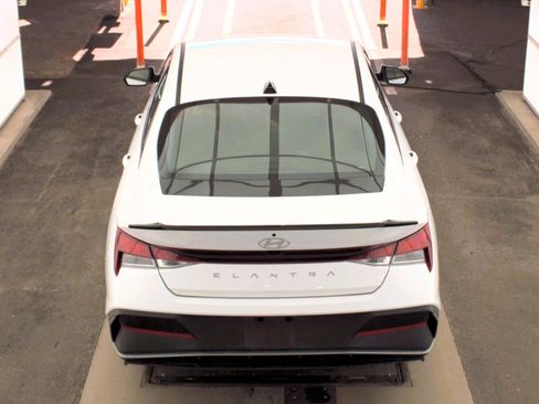 Used 2025 Hyundai Elantra Sport image 3