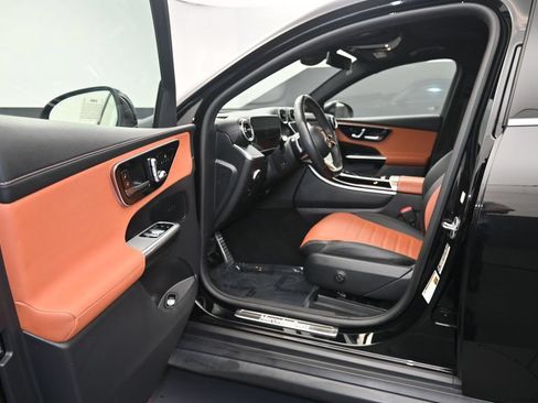 Used 2024 Mercedes-Benz GLC 300 4MATIC image 10