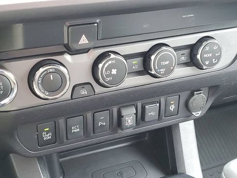 Used 2020 Toyota Tacoma TRD Off-Road w/ Technology Package AWD/4WD image 29