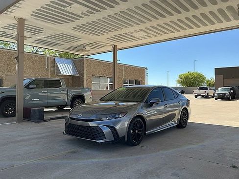 Used 2025 Toyota Camry SE w/ Convenience Package image 1