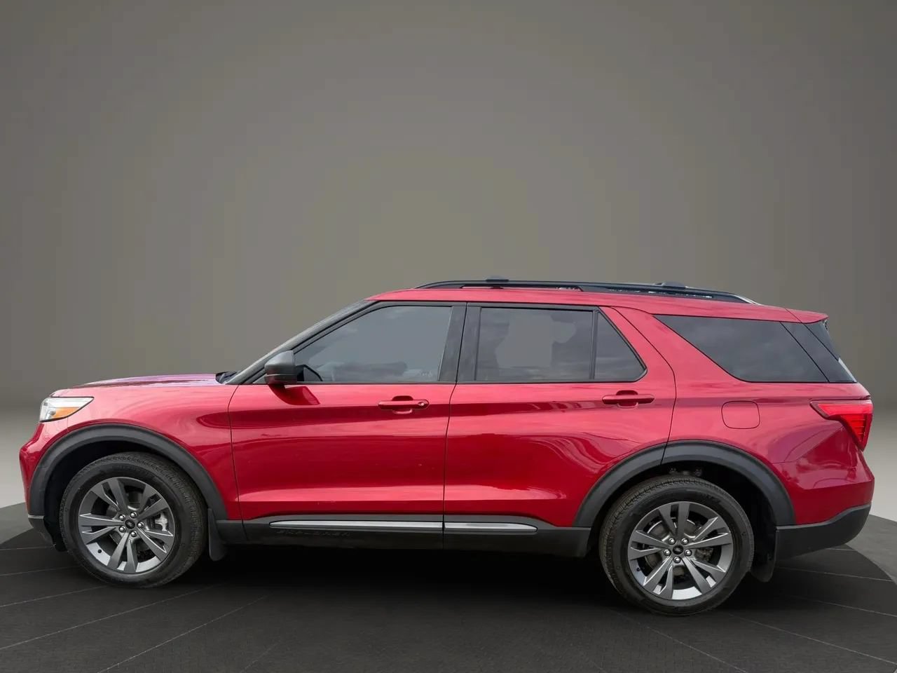 Used 2021 Ford Explorer XLT w/ Equipment Group 202A AWD/4WD image 8