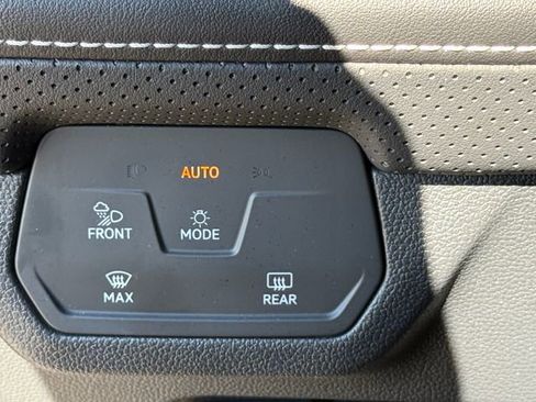 Used 2024 Volkswagen Atlas Cross Sport SE image 20