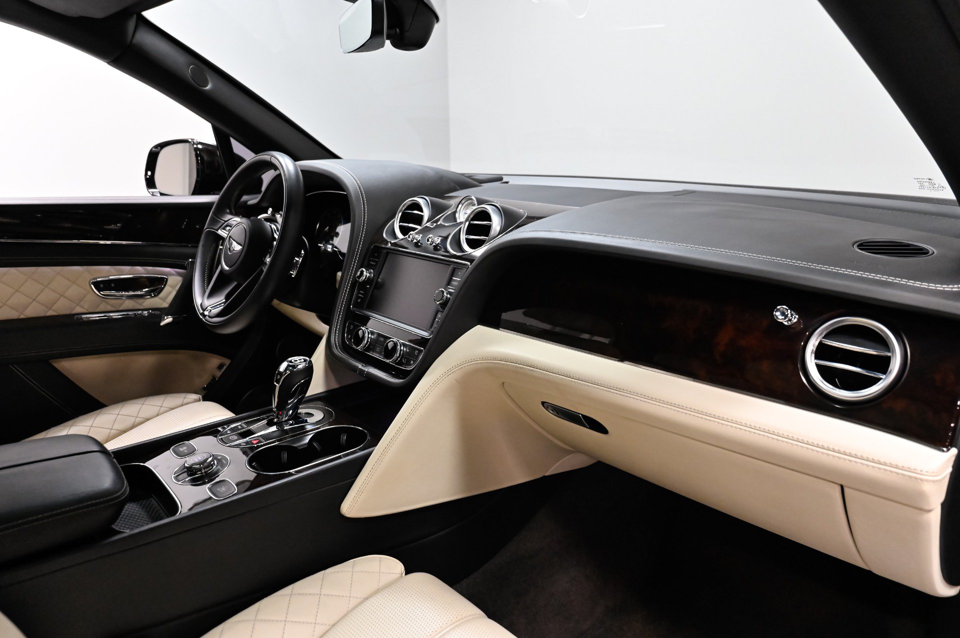 Used 2018 Bentley Bentayga w/ Black Specification AWD/4WD image 21