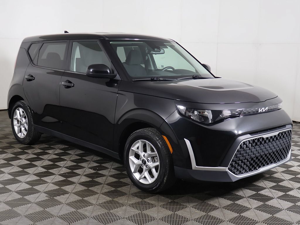 Used 2023 Kia Soul LX w/ LX Technology Package FWD image 2